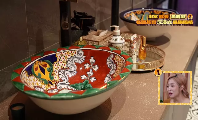 紅藍兩色的洗手盤為墨西哥的手繪陶瓷。