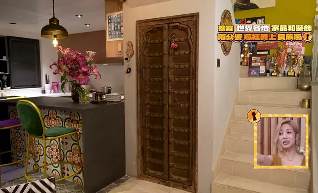 士多房門購自印度，已有逾百年歷史。