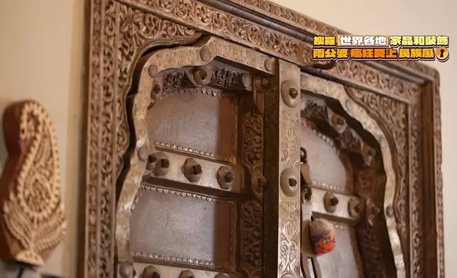 士多房門購自印度，已有逾百年歷史。