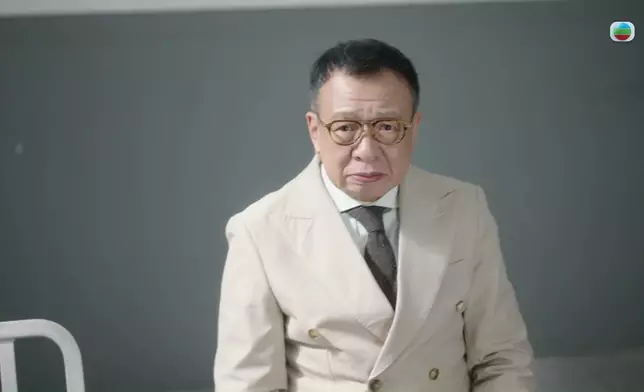 因為佢本身係硬繃繃、不擅辭令嘅人，所以佢嘅開場白都有啲硬繃繃，同時亦都表達咗洪官要開始呢段說話需要好大勇氣。