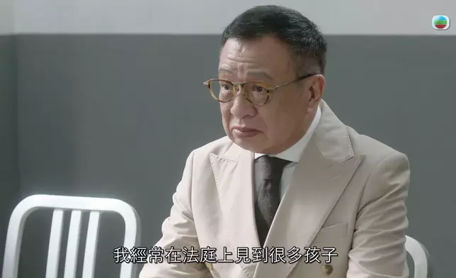 中間夾雜住對兒子嘅愛。