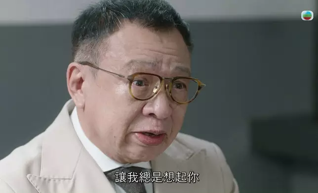 中間夾雜住對兒子嘅愛。