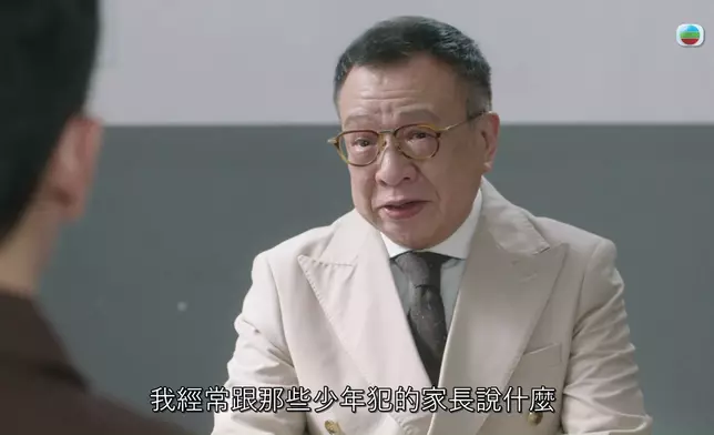 期間，Benz哥有展露佢最拿手嘅和藹笑容，去表達洪官都唔想咁Heavy，亦係向知行示好嘅表達。
