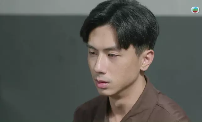 跟住佢嘅眼神同情緒明顯開始慢慢軟化。