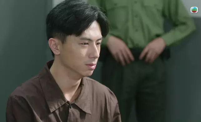 跟住佢嘅眼神同情緒明顯開始慢慢軟化。