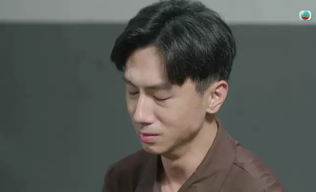 流下百感交集的眼淚。