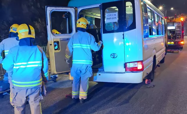 消防救出車內乘客。徐曉杰FB