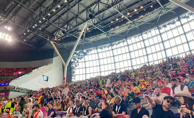 早上已有大批精心打扮球迷來到南看台。