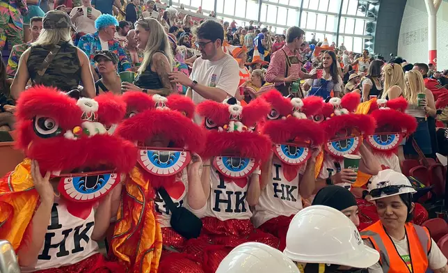 不少球迷一早盛裝打扮，以精心造型迎接七欖賽事。