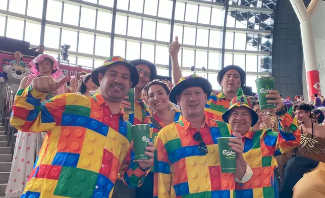 不少球迷一早盛裝打扮，以精心造型迎接七欖賽事。