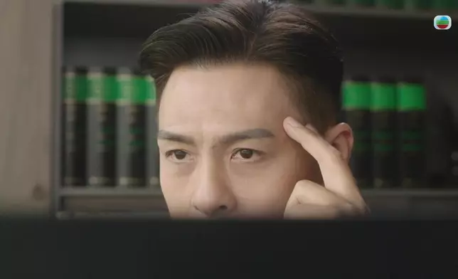 陳少邦嘅登場夠晒氣勢之餘，亦夠晒不可一世。