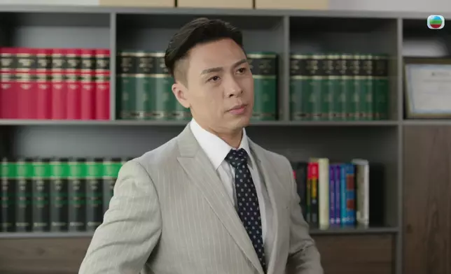 陳少邦嘅登場夠晒氣勢之餘，亦夠晒不可一世。