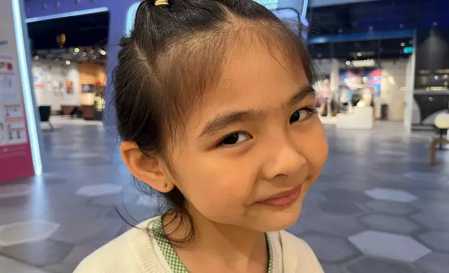 陳少邦個女，含住嘢食都堅持要扮老豆奸笑，笑死。（陳少邦照片提供）