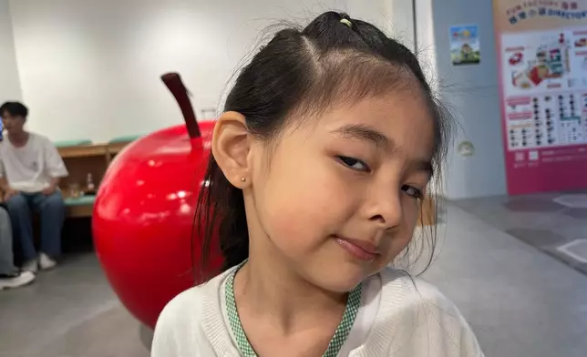 陳少邦個女，含住嘢食都堅持要扮老豆奸笑，笑死。（陳少邦照片提供）