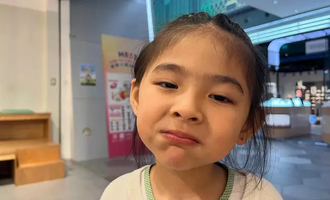 陳少邦個女，含住嘢食都堅持要扮老豆奸笑，笑死。（陳少邦照片提供）