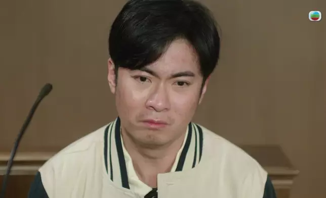 因為想保護老竇而臨時決定唔喺庭上講出真相嘅家強，激動中帶有不甘，微表情的確交足功課。