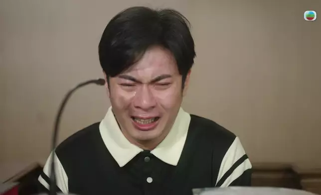 呢場戲，樂洺除咗明顯越講越激動、把聲愈嚟愈震，佢塊面亦都愈嚟愈紅，完全感受到佢已安全進入個角色。