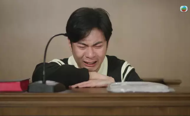 呢場戲，樂洺除咗明顯越講越激動、把聲愈嚟愈震，佢塊面亦都愈嚟愈紅，完全感受到佢已安全進入個角色。