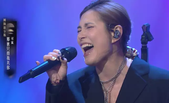 可嵐全黑打扮Rock爆演繹《那裏只得我共你》。