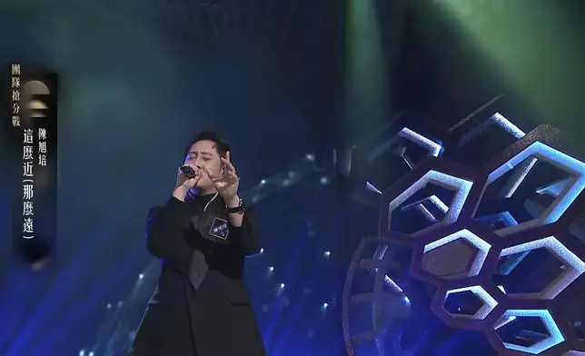 陳旭培深情獻唱《這麼近（那麼遠）》。