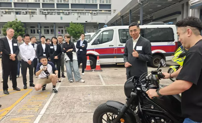 時任元朗撲滅罪行委員會主席陳建業先生, BBS, MH 讚好防盜鎖效能。