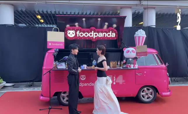 李心潔以黑白配亮相紅地氈。直播截圖