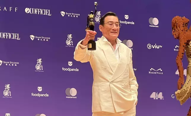 梁家輝憑藉電影《捕風追影》，力壓古天樂、陳家樂及張繼聰等強勁對手，成功奪得其演藝生涯中第五座金像獎影帝寶座。巴士的報記者攝