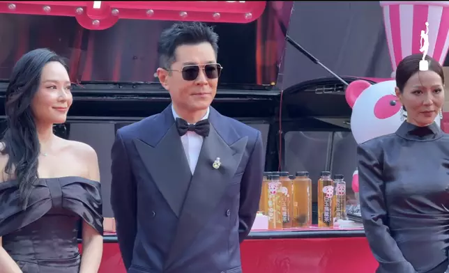 《尋秦記》一眾演員接受訪問。直播截圖