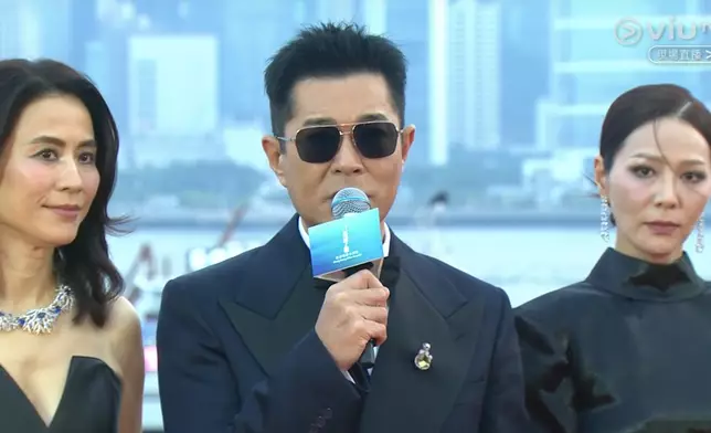 《尋秦記》一眾演員現身紅地氈，現場粉絲尖叫聲不斷。直播截圖