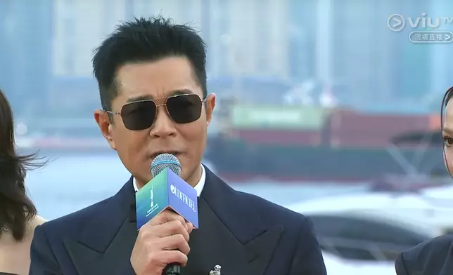 《尋秦記》一眾演員現身紅地氈，現場粉絲尖叫聲不斷。直播截圖