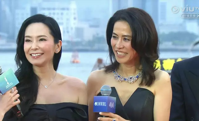 《尋秦記》一眾演員現身紅地氈，現場粉絲尖叫聲不斷。直播截圖