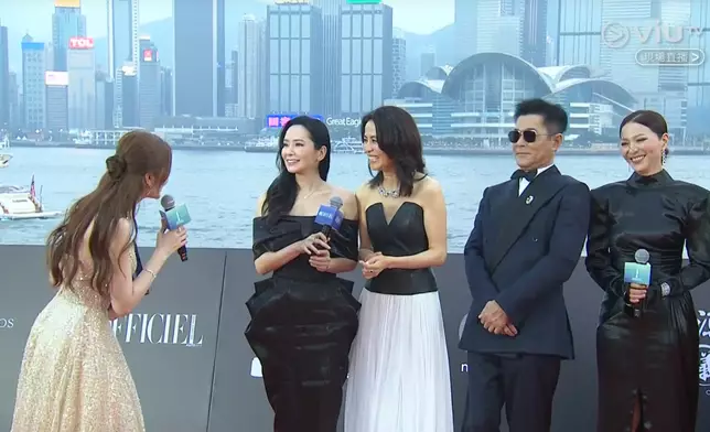 《尋秦記》一眾演員現身紅地氈，現場粉絲尖叫聲不斷。直播截圖