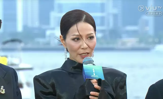 《尋秦記》一眾演員現身紅地氈，現場粉絲尖叫聲不斷。直播截圖