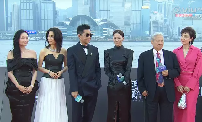 《尋秦記》一眾演員現身紅地氈，現場粉絲尖叫聲不斷。直播截圖