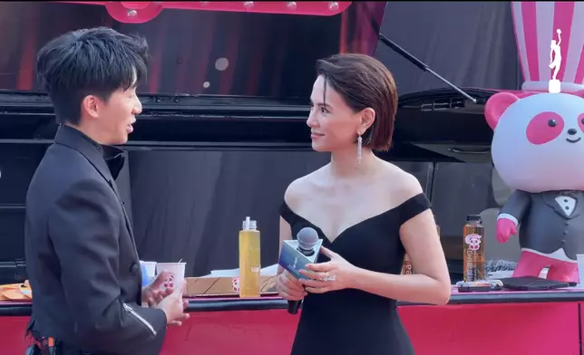 李心潔以黑白配亮相紅地氈。直播截圖