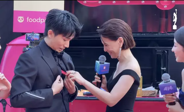 李心潔以黑白配亮相紅地氈。直播截圖