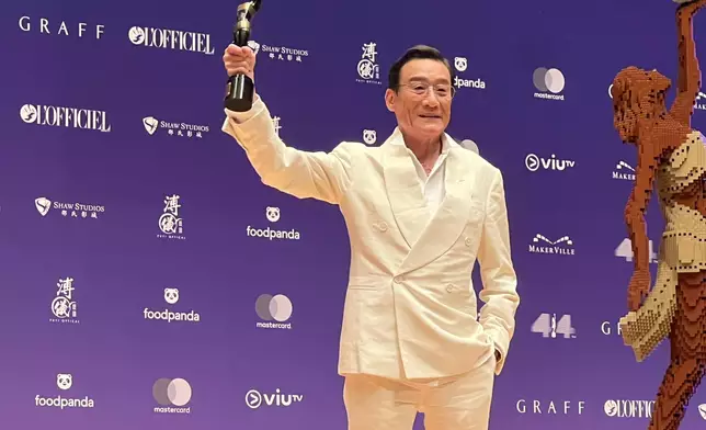 梁家輝憑藉電影《捕風追影》，力壓古天樂、陳家樂及張繼聰等強勁對手，成功奪得其演藝生涯中第五座金像獎影帝寶座。巴士的報記者攝