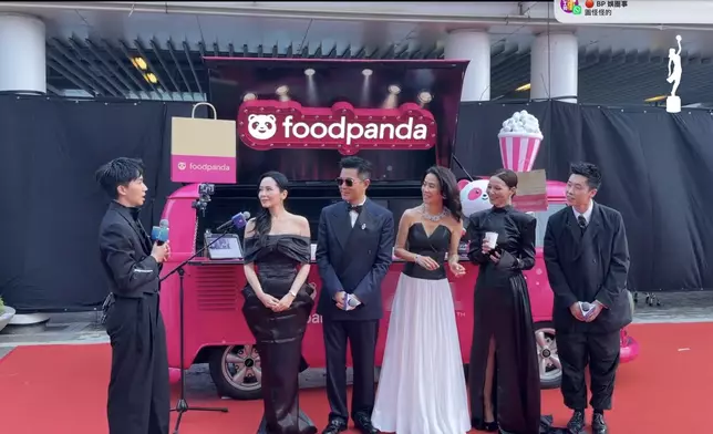 《尋秦記》一眾演員接受訪問。直播截圖