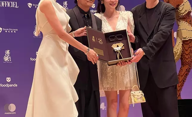 最佳衣着獎 - 杜德偉 。巴士的報記者攝