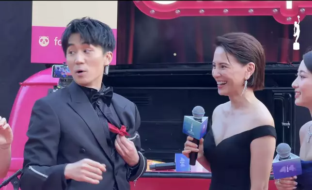 李心潔以黑白配亮相紅地氈。直播截圖