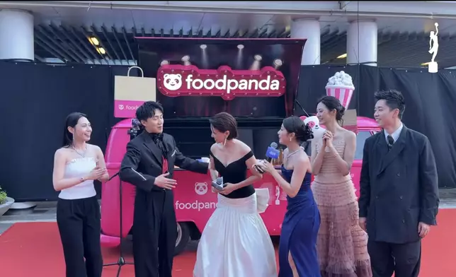 李心潔以黑白配亮相紅地氈。直播截圖