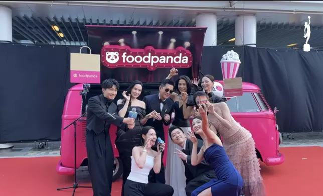 《尋秦記》一眾演員接受訪問。直播截圖