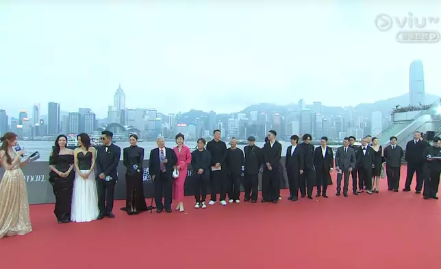 《尋秦記》一眾演員現身紅地氈，現場粉絲尖叫聲不斷。直播截圖