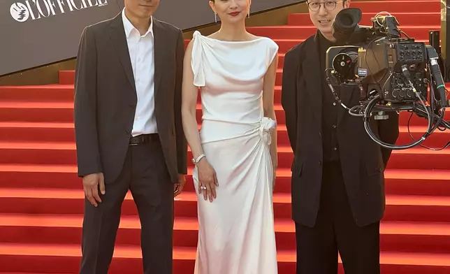 憑驚悚片《贖夢》首度入圍「最佳女主角」的陳法拉 ，以一襲白色絲緞長裙優雅現身 ，成為紅地氈焦點之一。巴士的報記者攝