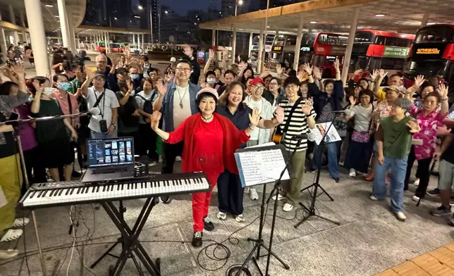 街頭唱談反應熱烈，在旺角鬧市吸引過百人圍觀