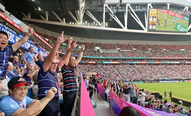 財政司司長陳茂波19日親臨香港國際七人欖球賽現場，為參加「銀劍賽」決賽的男子港隊打氣。陳茂波FB圖片