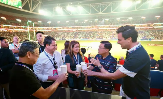 李家超親臨啟德體育園，觀賞香港國際七人欖球賽，與眾人交流。李家超FB圖片