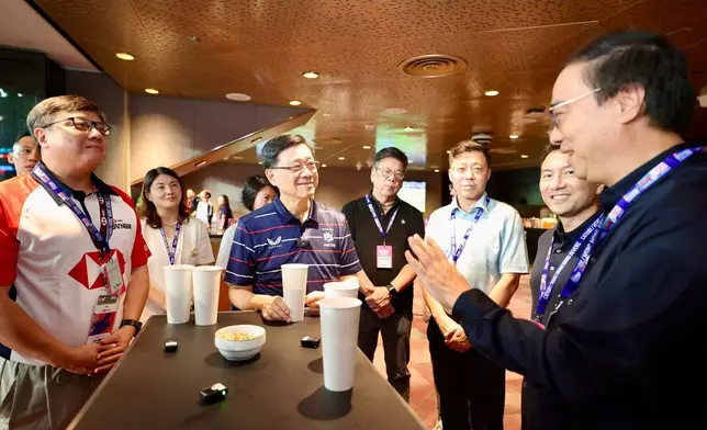 李家超親臨啟德體育園，觀賞香港國際七人欖球賽，與眾人交流。李家超FB圖片
