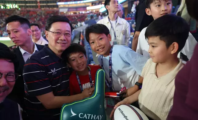 七欖狂熱再次席捲香港，李家超和現場觀眾合照。李家超FB圖片