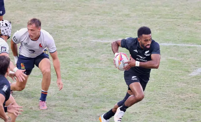 李家超指七人欖球賽球員以高效策略應對各種挑戰，體現香港活力多變、永不言敗的精神。李家超FB圖片